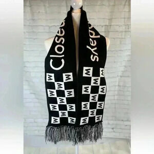 NEW WALKER Art Museum Black & White Winter Neck Scarf CLOSED MONDAYS logo